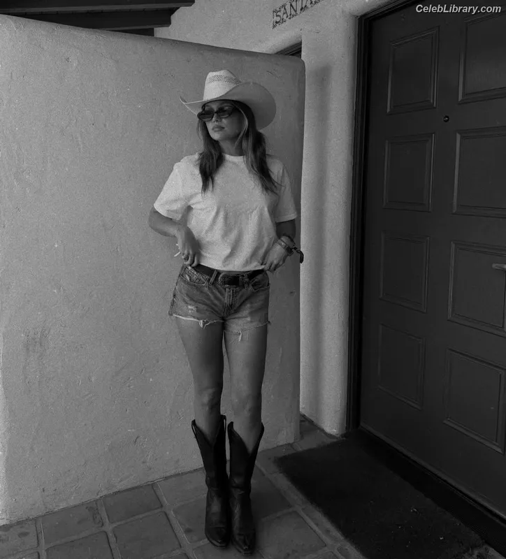 Olivia Holt photo 1 of 717