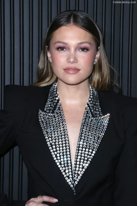 Olivia Holt photo 6 of 717