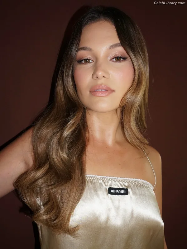 Olivia Holt photo 11 of 717
