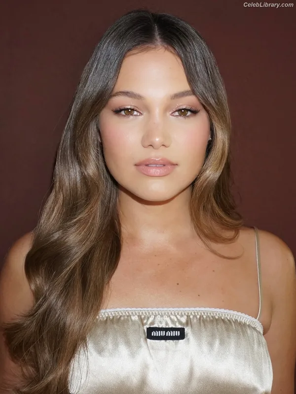 Olivia Holt photo 12 of 717