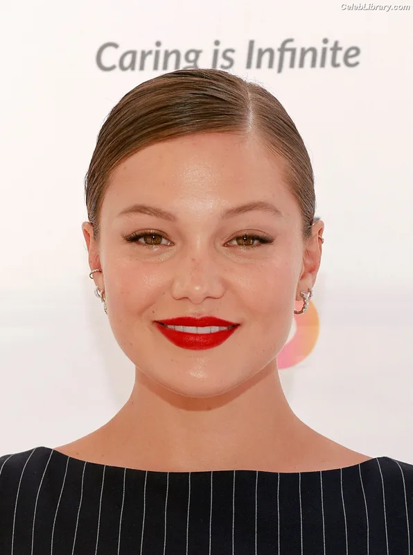 Olivia Holt photo 16 of 717