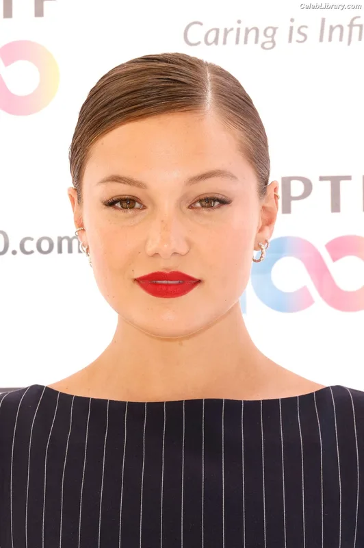 Olivia Holt photo 20 of 717