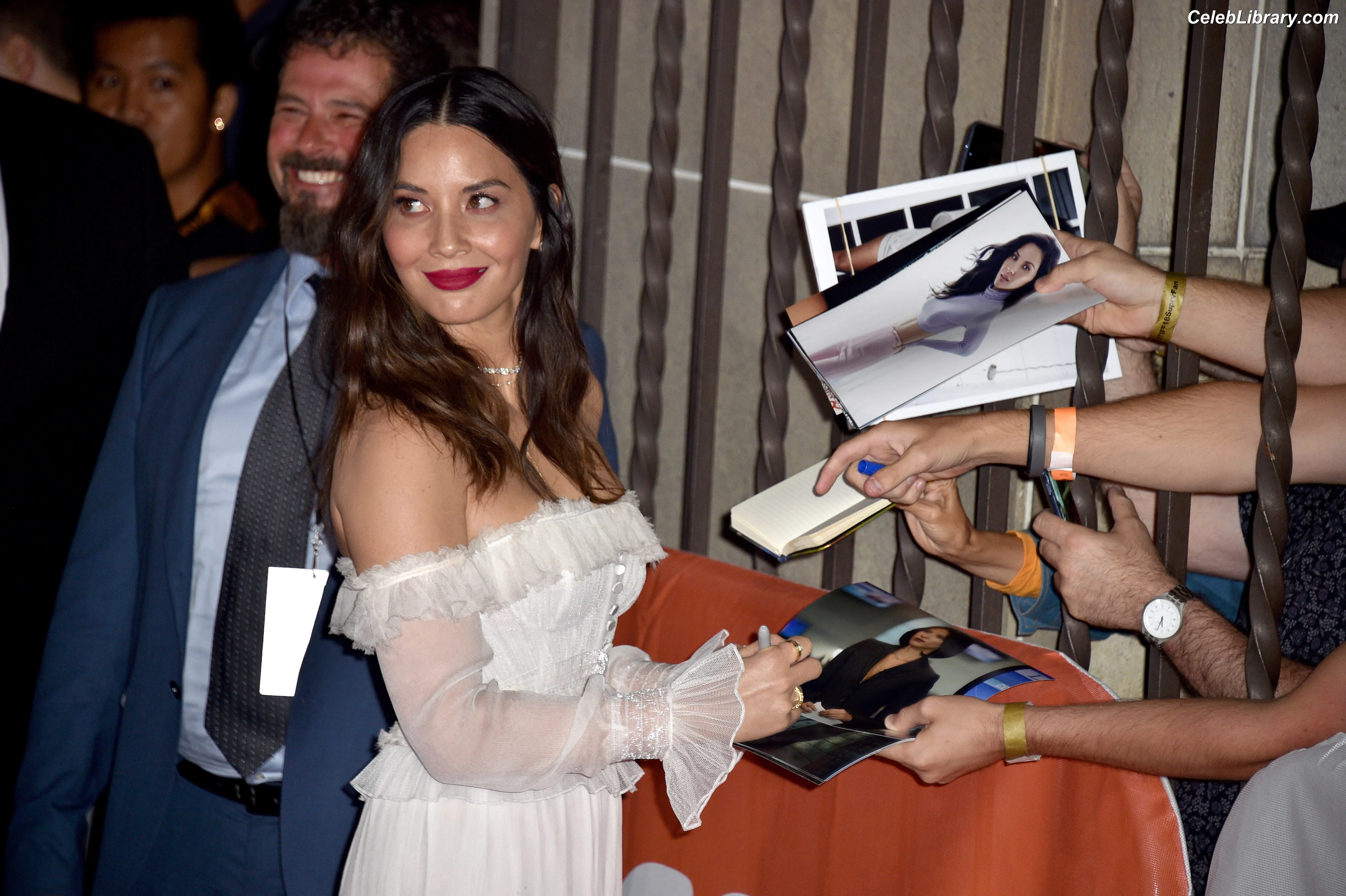 Olivia Munn photo 2 of 1099