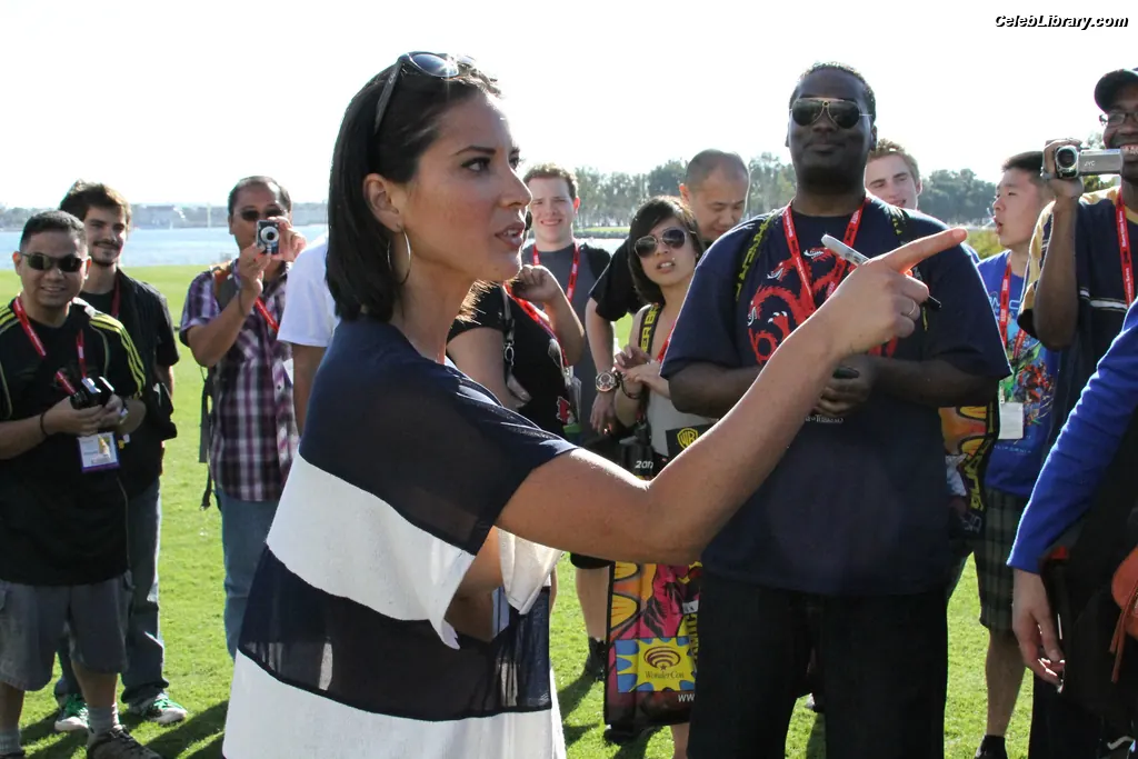 Olivia Munn photo 22 of 1099