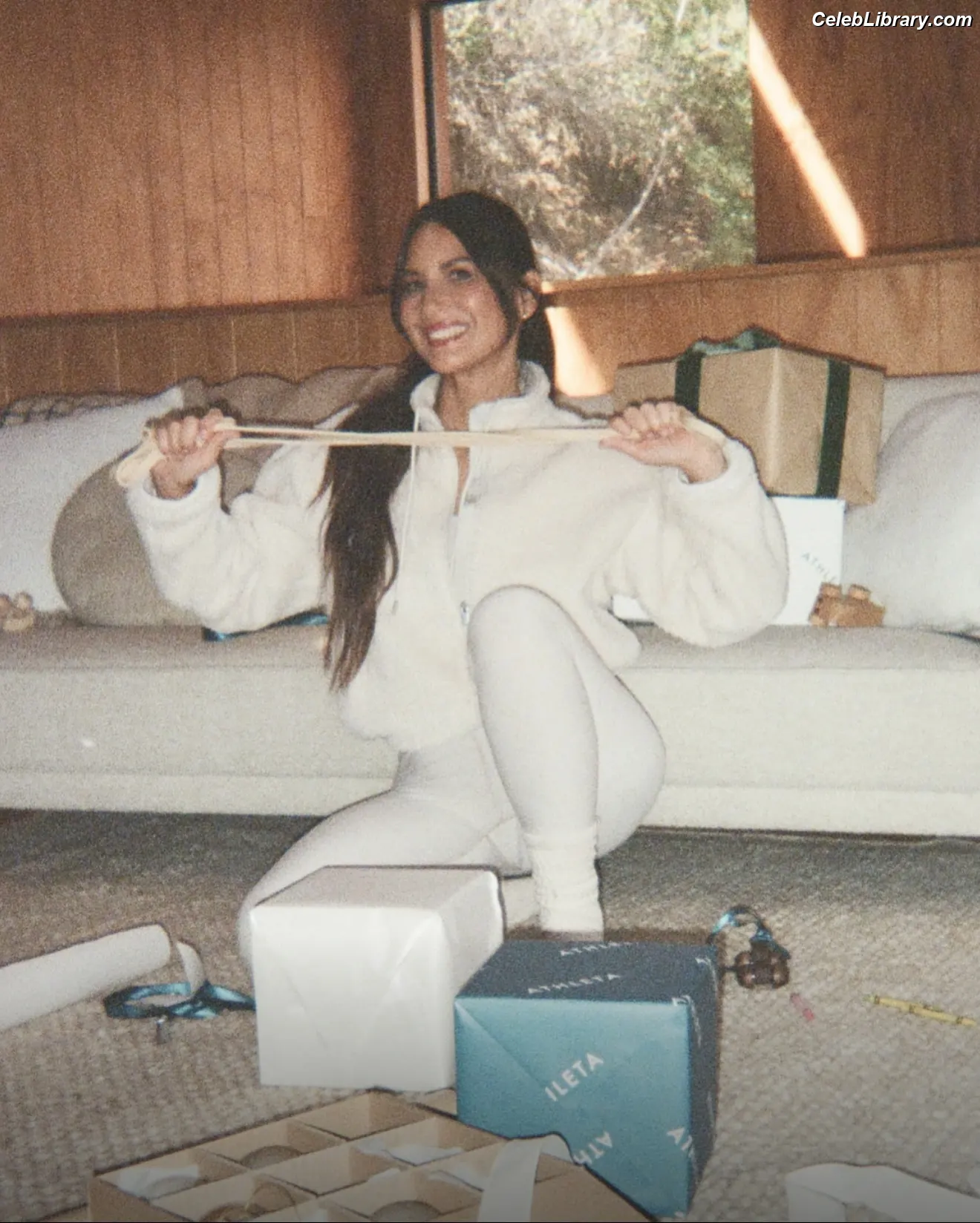 Olivia Munn photo 10 of 1099