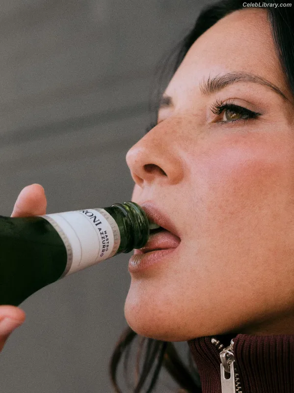 Olivia Munn photo 3 of 1075