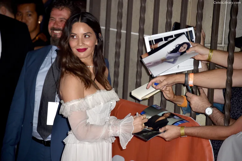 Olivia Munn photo 1 of 1075