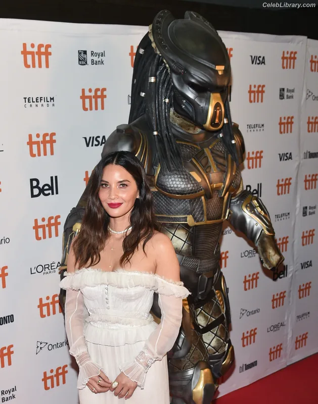 Olivia Munn photo 2 of 1075