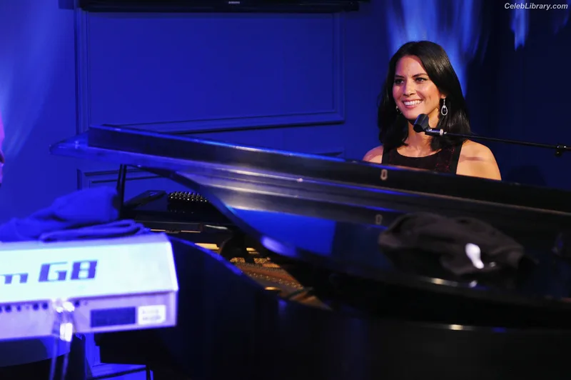 Olivia Munn photo 8 of 1075