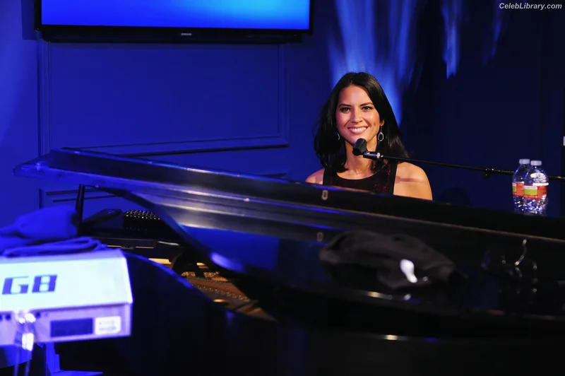Olivia Munn photo 6 of 1075