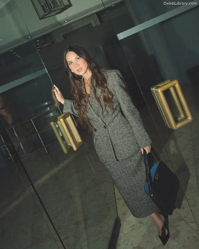 Olivia Munn photo 17 of 1075