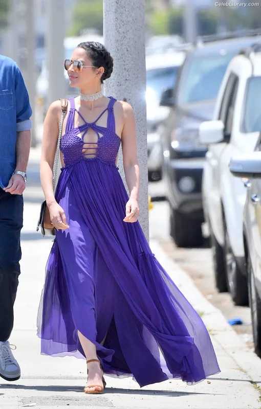 Olivia Munn photo 2 of 1075