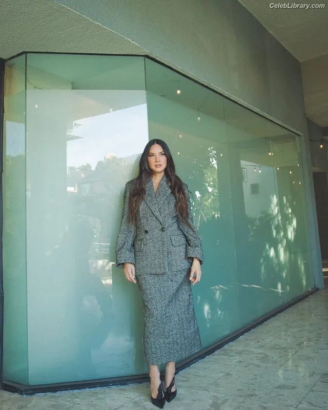 Olivia Munn photo 11 of 1075