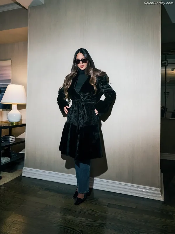 Olivia Munn photo 14 of 1075