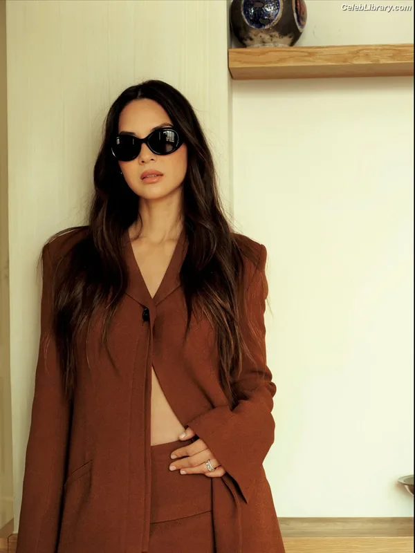 Olivia Munn photo 1 of 1075