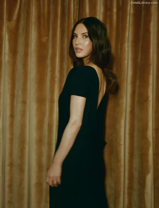 Olivia Munn photo 3 of 1075