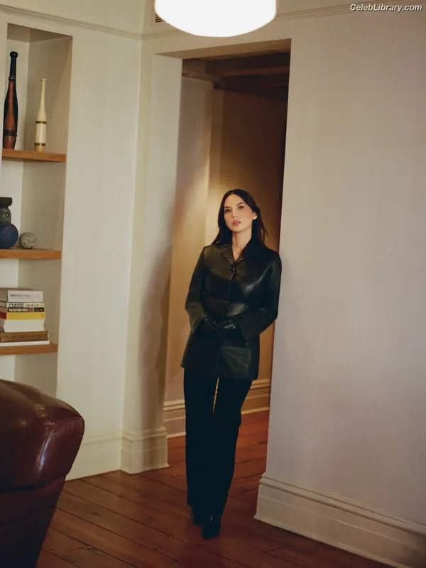 Olivia Munn photo 11 of 1075