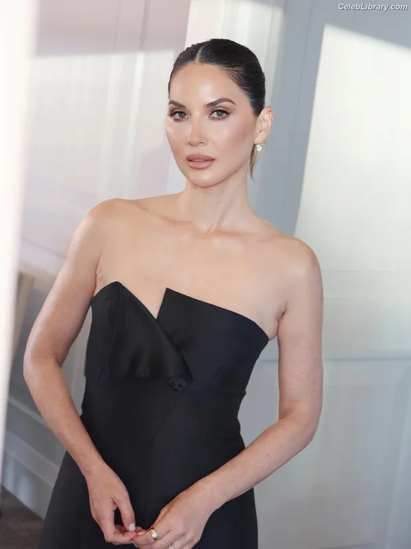 Olivia Munn photo 2 of 1075