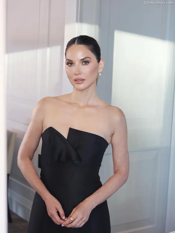 Olivia Munn photo 3 of 1075