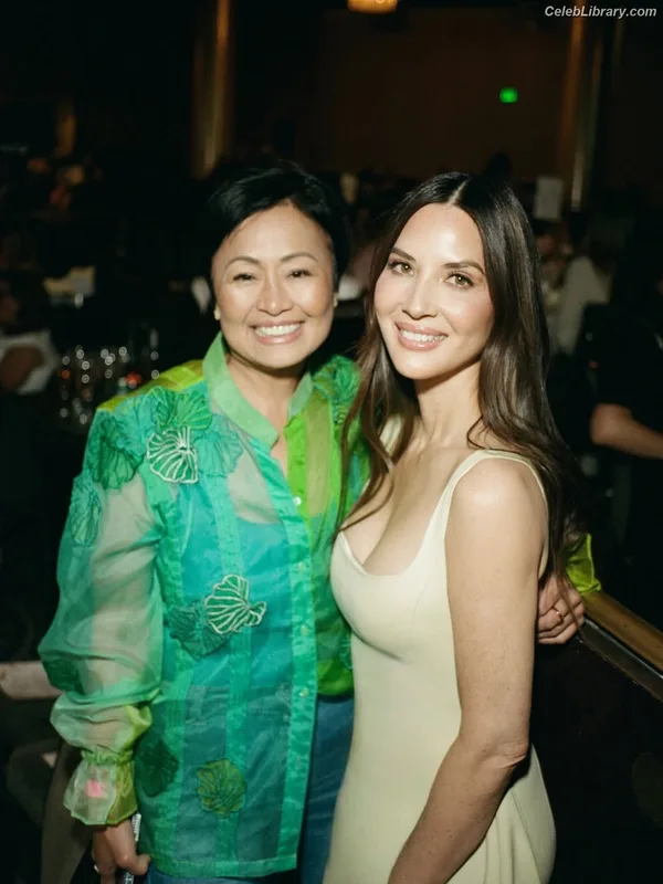Olivia Munn photo 2 of 1075