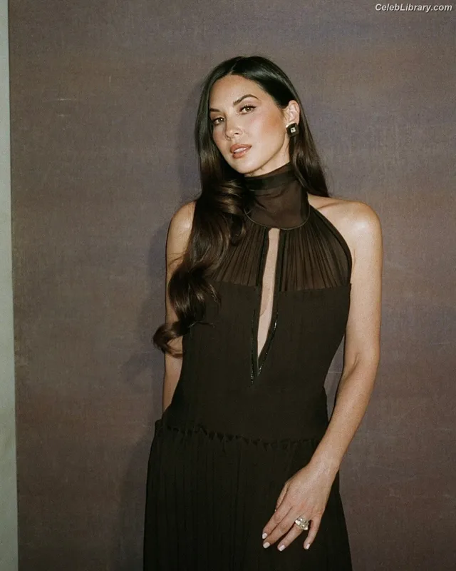 Olivia Munn photo 2 of 1075