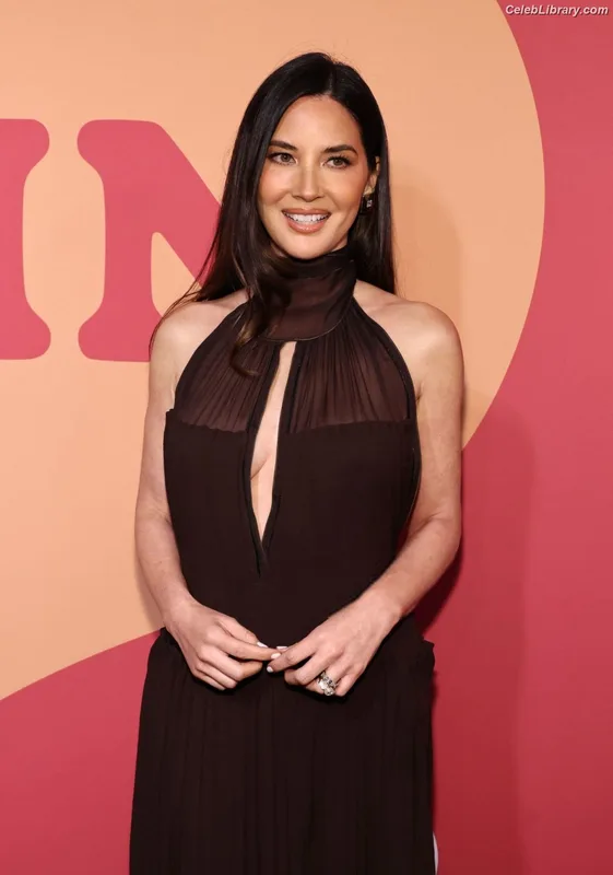 Olivia Munn photo 3 of 1075