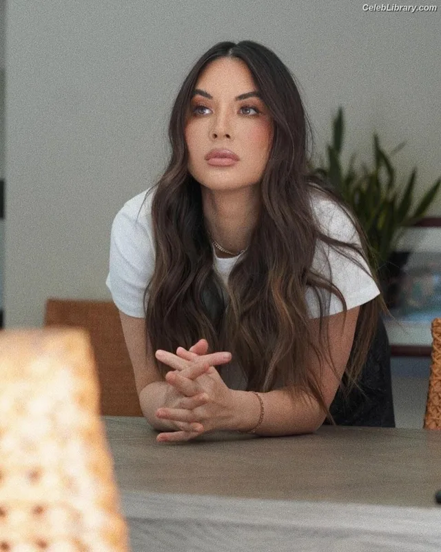 Olivia Munn photo 15 of 1075