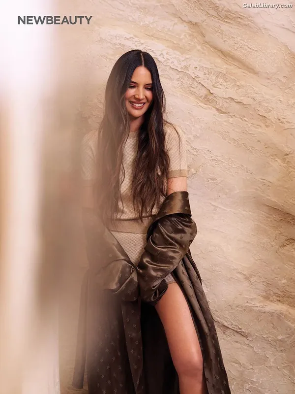 Olivia Munn photo 1 of 1075