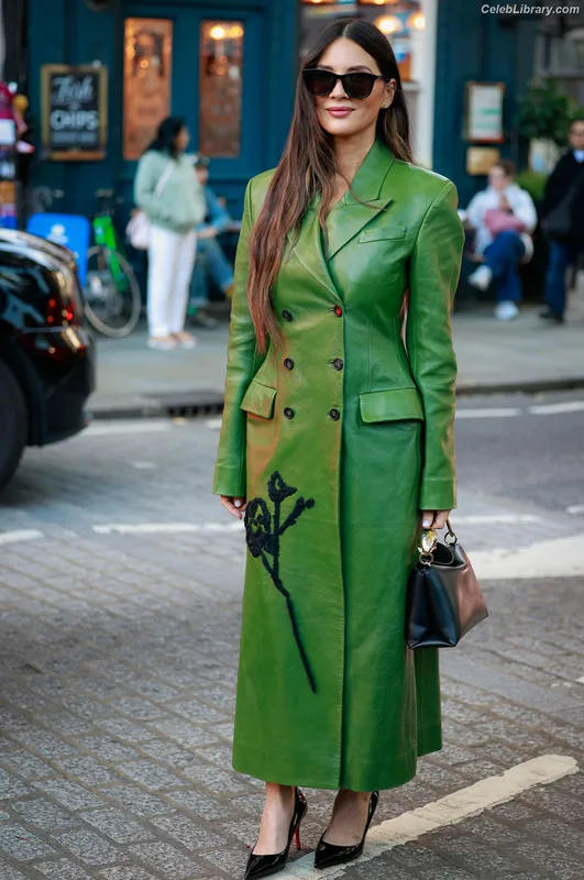 Olivia Munn photo 10 of 1075
