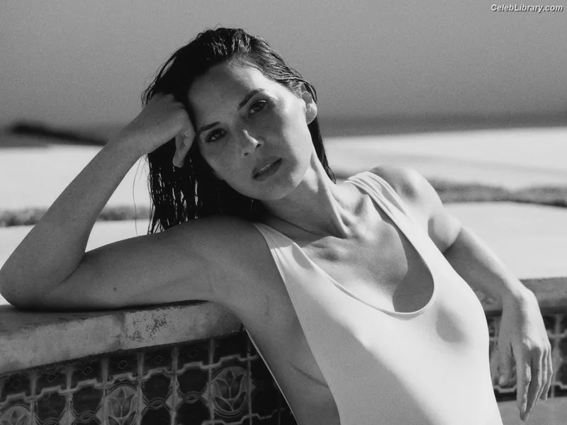 Olivia Munn photo 11 of 1075