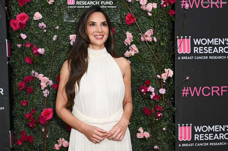 Olivia Munn photo 1 of 1075