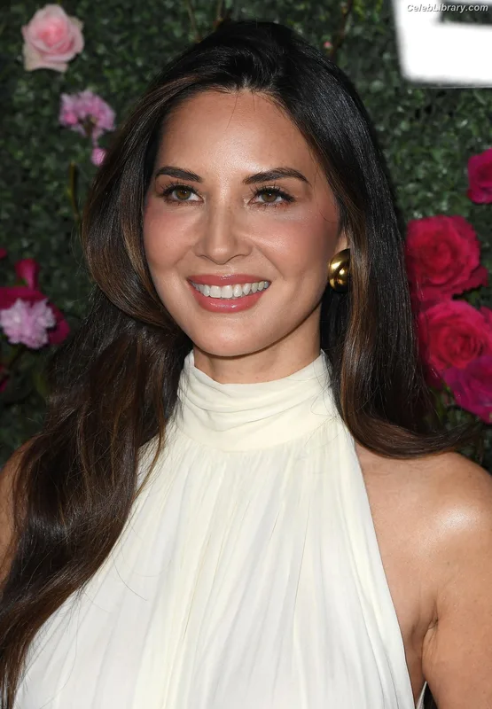 Olivia Munn photo 2 of 1075