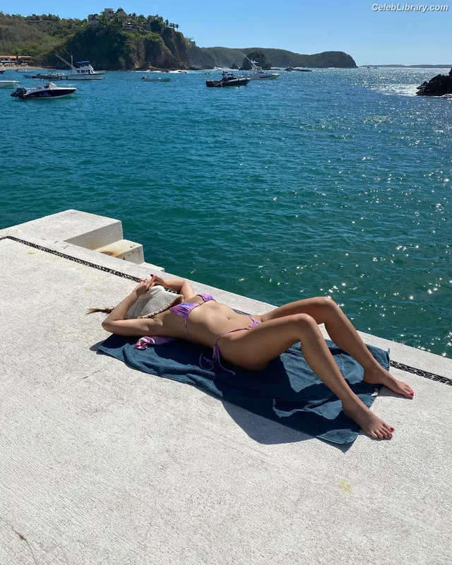 Olivia Munn photo 17 of 1075