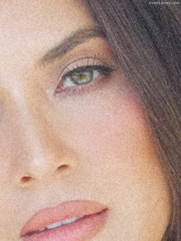 Olivia Munn photo 2 of 1075