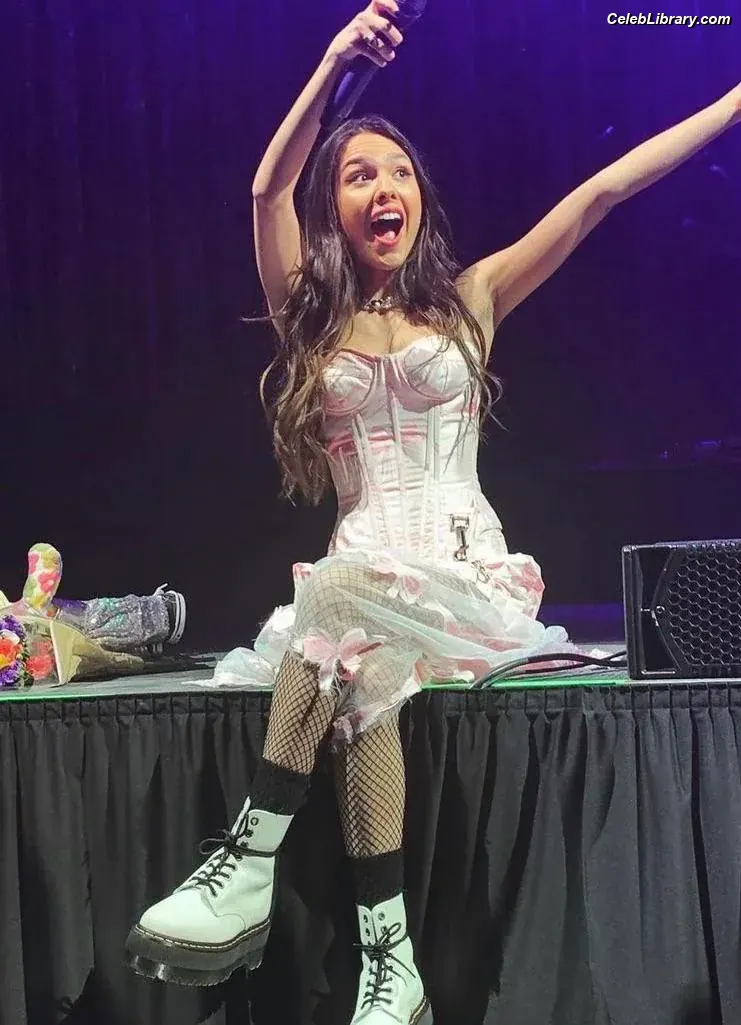 Olivia Rodrigo photo 15 of 3937