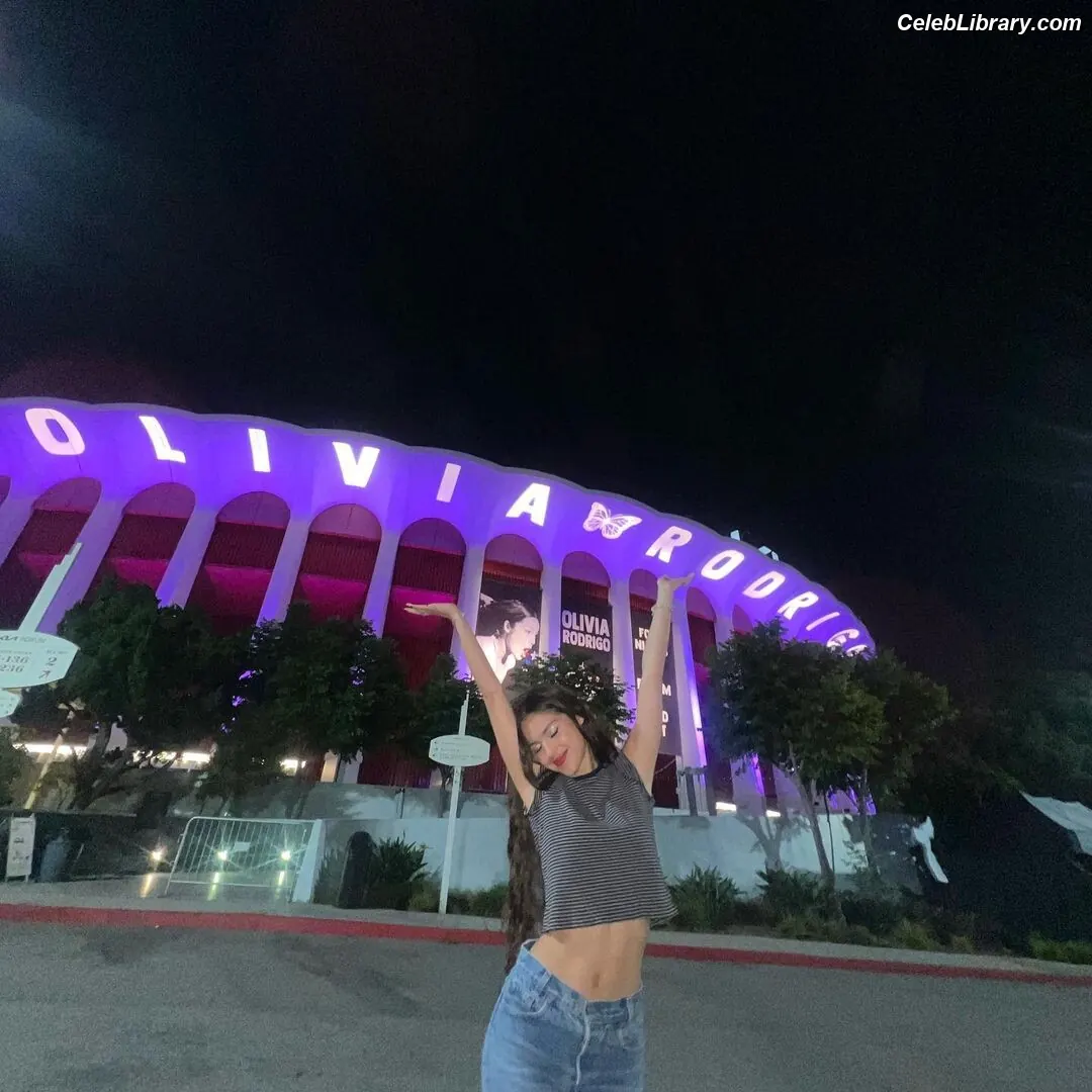 Olivia Rodrigo photo 17 of 3937