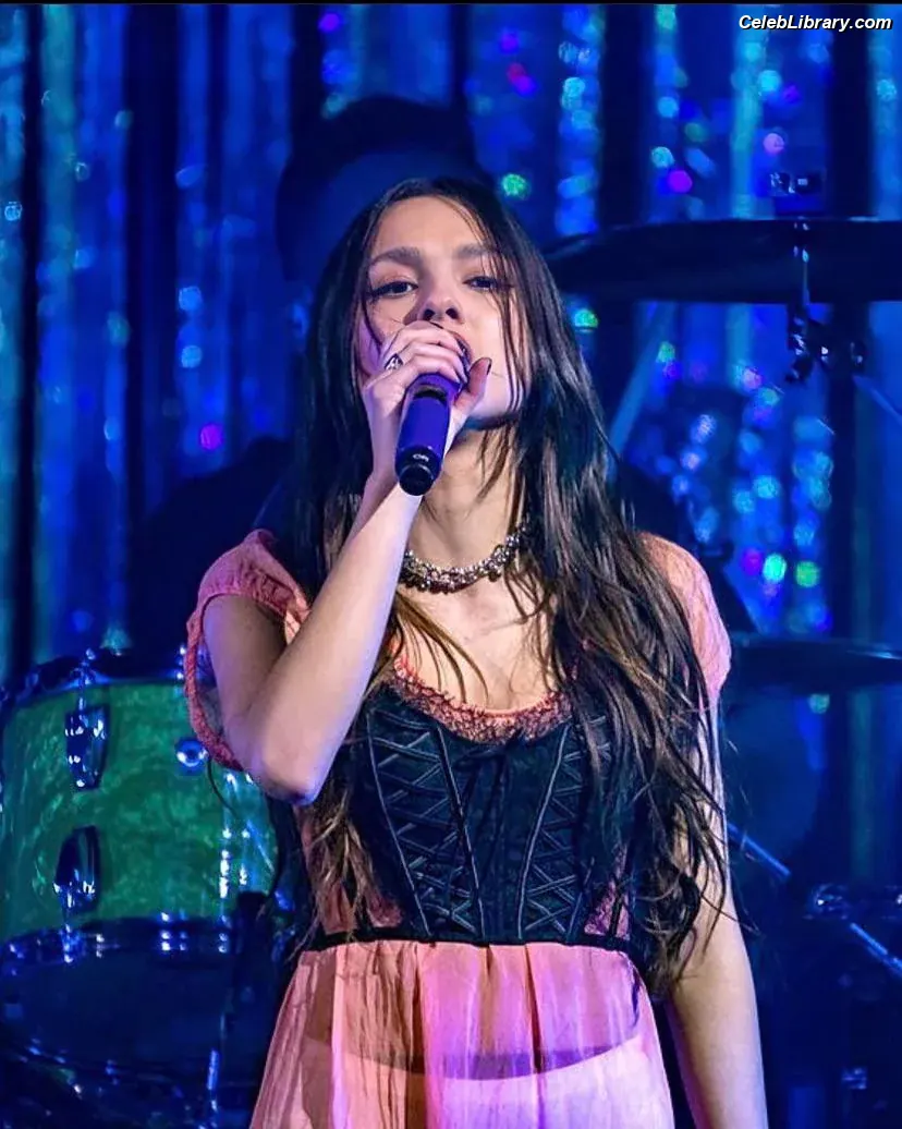 Olivia Rodrigo photo 16 of 3937