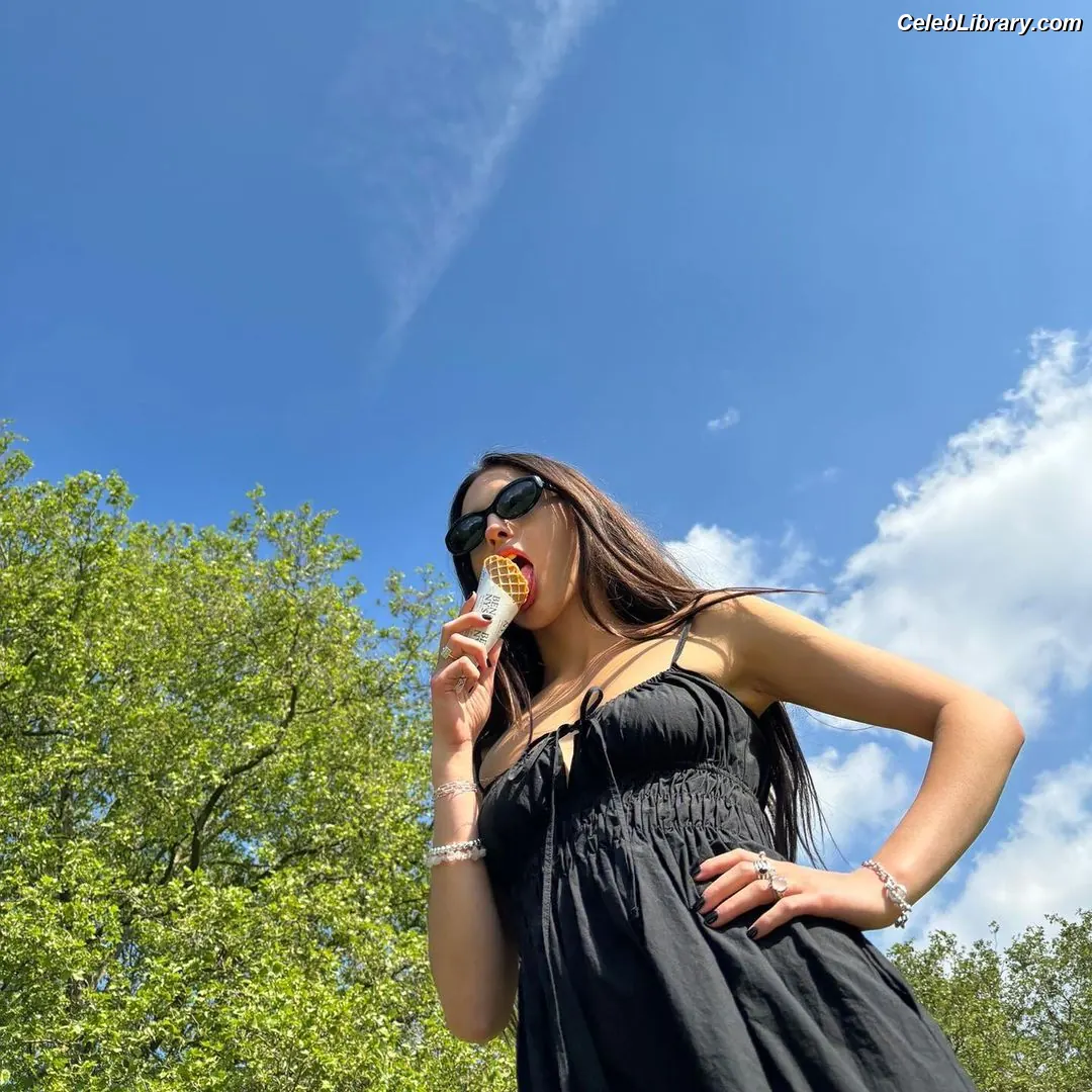 Olivia Rodrigo photo 15 of 3937