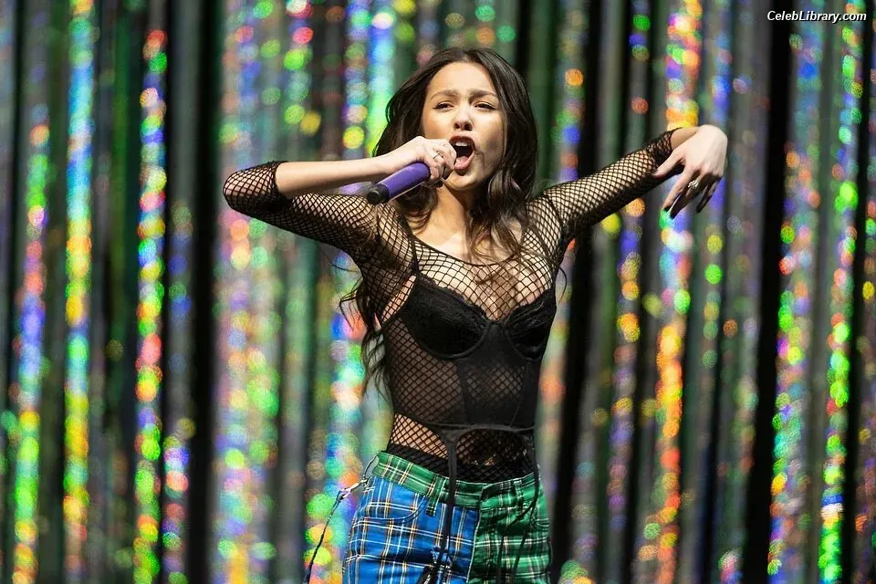Olivia Rodrigo photo 2 of 3937