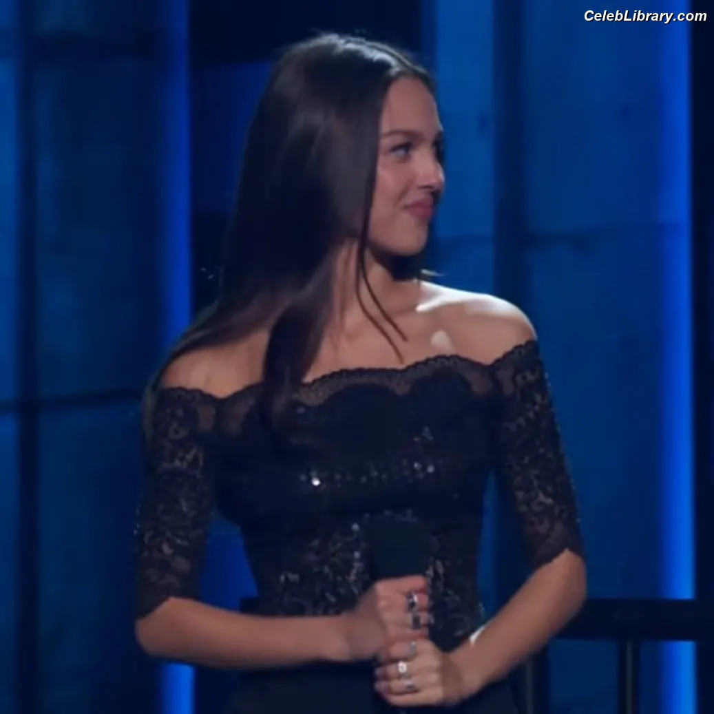 Olivia Rodrigo photo 19 of 3937