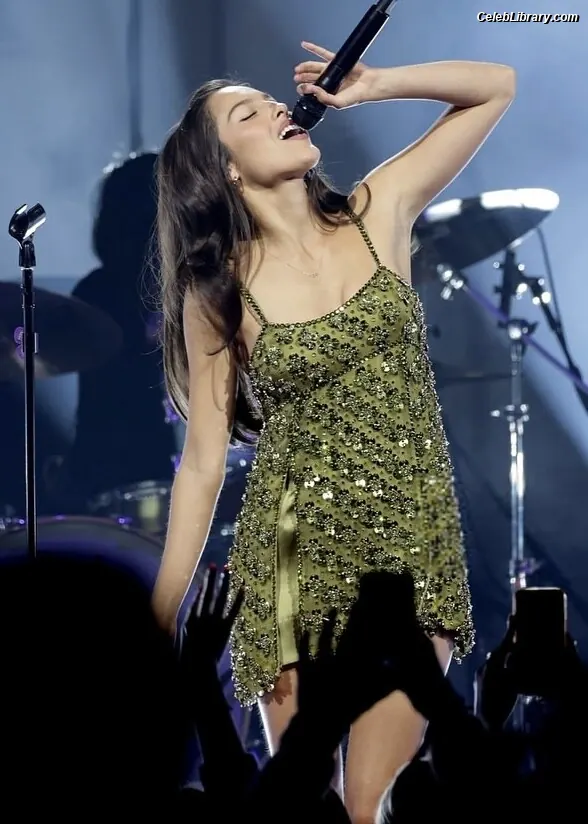 Olivia Rodrigo photo 15 of 3937