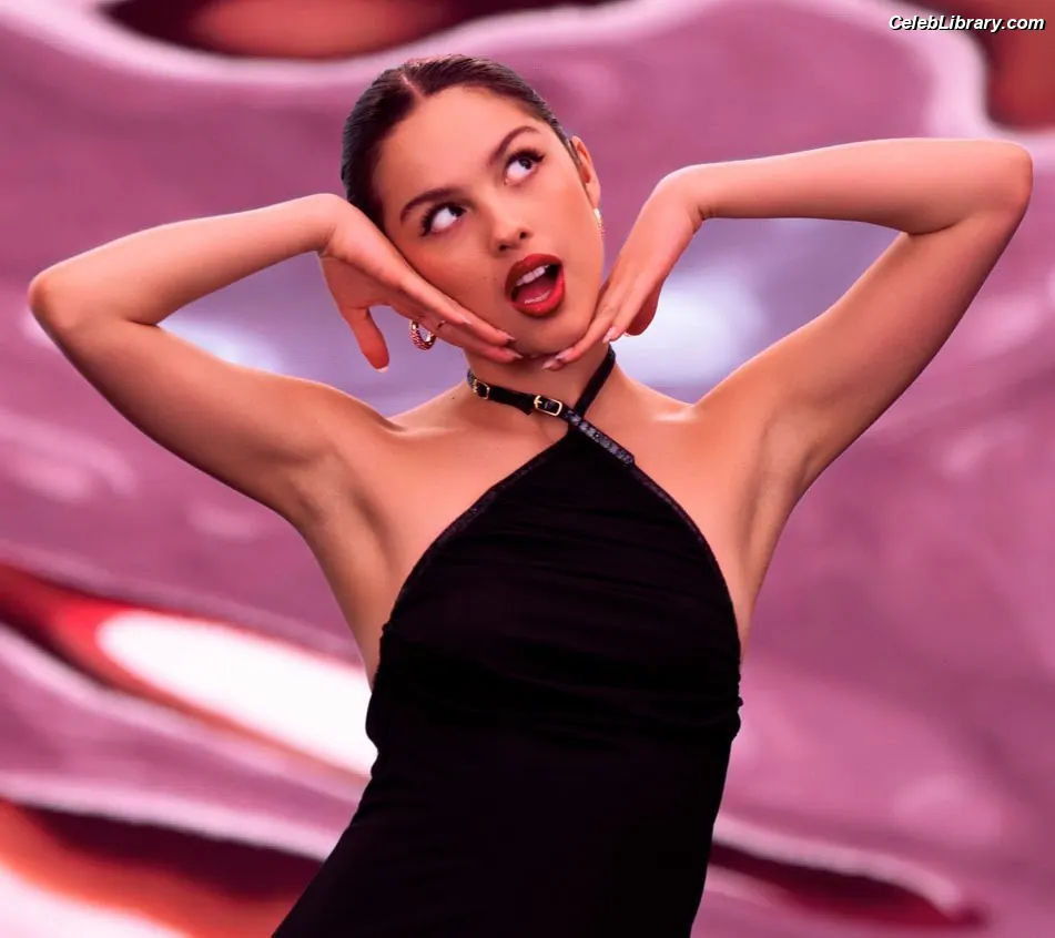 Olivia Rodrigo photo 21 of 3937