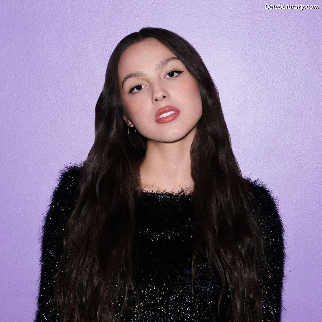 Olivia Rodrigo photo 7 of 3937