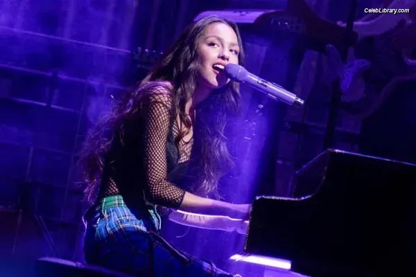 Olivia Rodrigo photo 23 of 3937