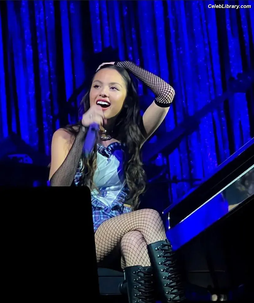 Olivia Rodrigo photo 5 of 3937
