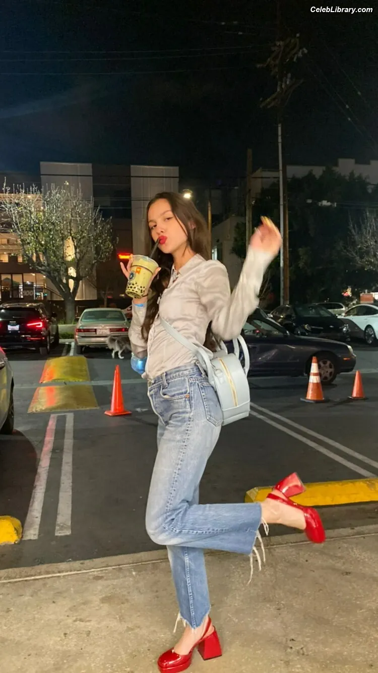 Olivia Rodrigo photo 22 of 3937