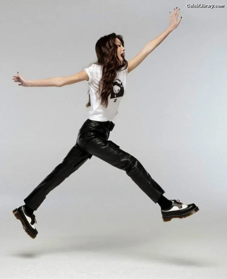 Olivia Rodrigo photo 5 of 3937