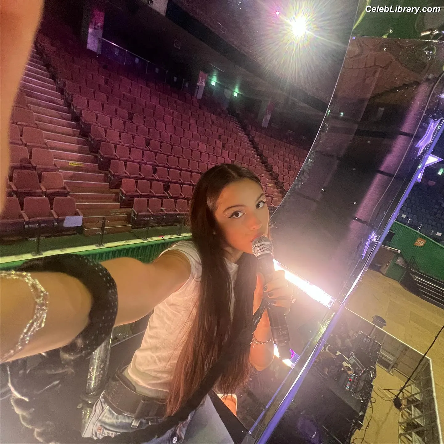 Olivia Rodrigo photo 9 of 3937