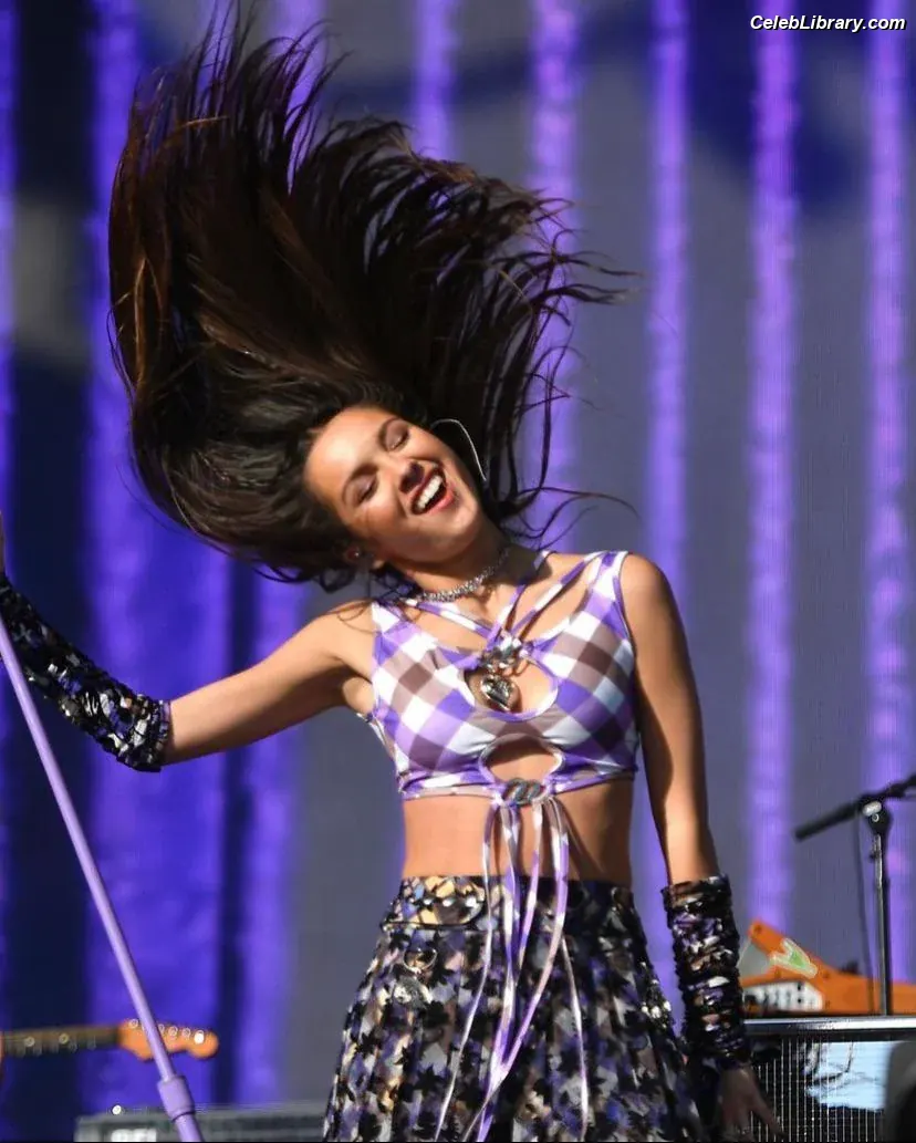 Olivia Rodrigo photo 7 of 3937