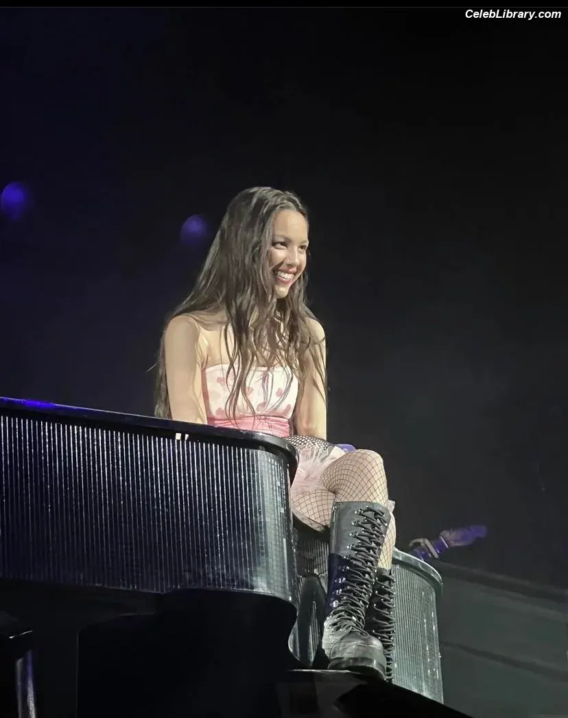 Olivia Rodrigo photo 15 of 3937